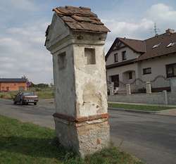 Obr. 4. Kaplička na okraji zájmu nových obyvatel lokality Obr. 4. Kaplička na okraji zájmu nových obyvatel lokality