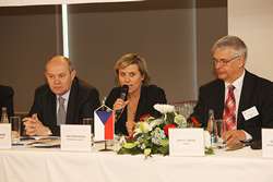 Josef Postránecký, Jana Vildumetzová a Jaromír Zajíček na setkání s tajemníky městských a obecních úřadů Josef Postránecký, Jana Vildumetzová a Jaromír Zajíček na setkání s tajemníky městských a obecních úřadů
