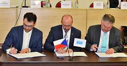 Memorandum organizací hájících zájmy samospráv ČR podepsali Stanislav Polčák, František Lukl a Eduard Kavala Memorandum organizací hájících zájmy samospráv ČR podepsali Stanislav Polčák, František Lukl a Eduard Kavala