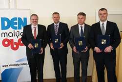 Podmínky soutěže Vesnice roku 2013 slavnostně podepsali a vyhlásili
představitelé vyhlašovatelů&nbsp;– zleva Dan Jiránek (předseda SMO&nbsp;ČR),
ministr zemědělství Petr Bendl, Eduard Kavala (předseda SPOV&nbsp;ČR) a Michal
Janeba, náměstek ministra pro místní rozvoj.
