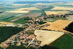 Hlavenec – letecký pohled na obec