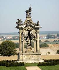 Pomník císaře Karla VI., autorem sochařského díla z roku 1725 je Matyáš Bernard Braun, objekt byl v roce 2000 restaurován.