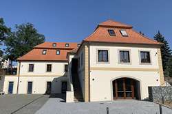 Zrekonstruovaná budova, ve které se knihovna s&nbsp;čítárnou nachází