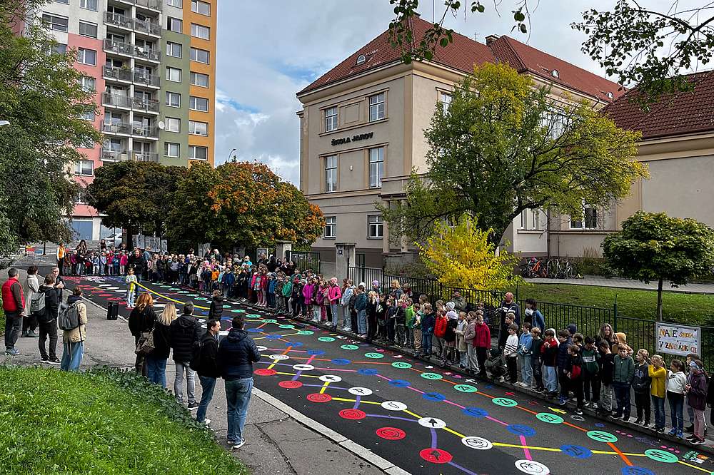 Třetí asfalt art před školou v Praze je na Jarově